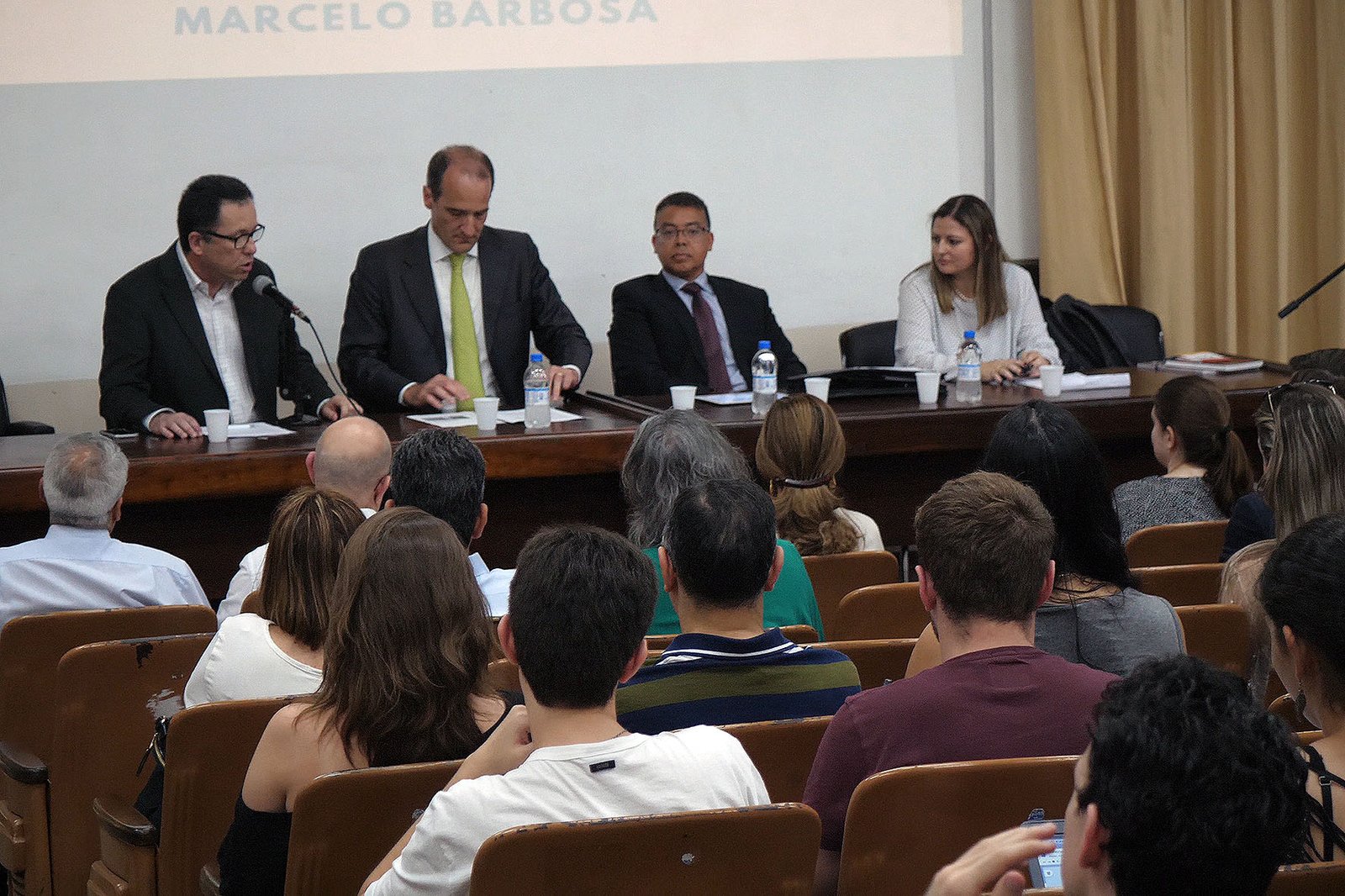 Mesa e público do encontro sobre mercado de capitais, investimentos e fundos de pensão